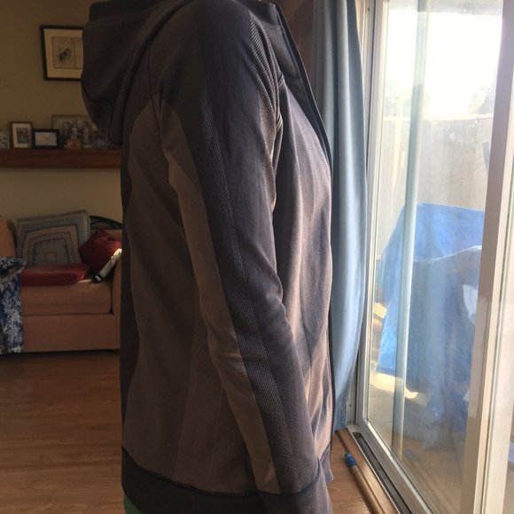Like New Lululemon Ebb to Train Jacket Chrome 6 - Picture 10 of 15